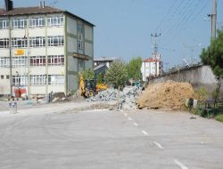 Belediye Duvarı Yıkıyor..