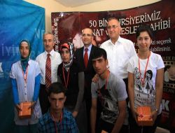 Maliye Bakanı Mehmet Şimşek, Başarılı Öğrencileri Ödüllendirdi