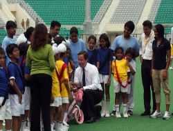 İngiltere Başbakanı Cameron Hindistan'da Kriket Oynadı