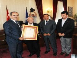 Prof. Dr. Halil İnalcık'a Bursa Fahri Hemşehrilik Beratı Verildi