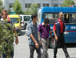 Mağazalardan Çeşitli Giyim Ve Yiyecek Malzemesi Çalan 2 Kişi Tutuklandı