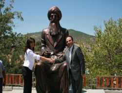 Osman Baydemir, Seyit Rıza Heykeline Çiçek Bıraktı!