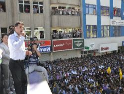 BDP Genel Başkanı Demirtaş: "Referandumda Sandıklara Kına Doldurup Cemil Çiçek'e Gönderelim"