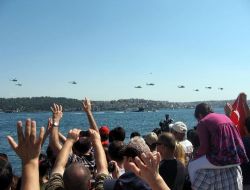 İstanbul Boğazı'nda 'Zafer Bayramı' Geçidi