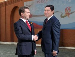 Berdimuhamedov İle Medvedev Telefonda Görüştü