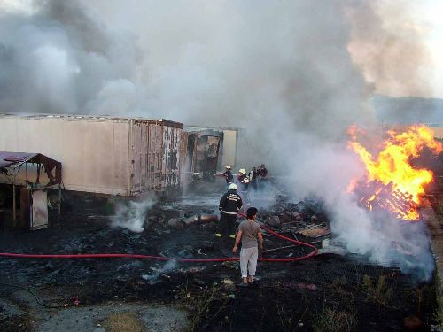 Anız yangını, park halindeki TIR'lara sıçradı