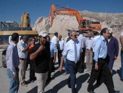 Vali Karaloğlu: 2002'den Sonra Van'a 180 Kilometre Yol Yapıldı