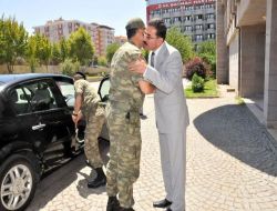 7. Kolordu Komutanı Çolak, Vali Turhan'ı Ziyaret Etti