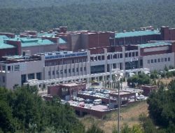 Meslektaşı, Ameliyet İçin Büyük Mikroskobu Vermeyince İki Doktor Tartıştı