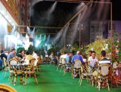 Batmanlı Çocuklar Şişme Havuzlarda Serinliyor