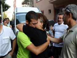 Şehit Annesi, Oğlunun Siper Arkadaşını Gözyaşları İle Karşıladı: "Yavrum, Sen Artık Anne De Bana"