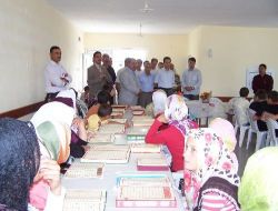 Ahlat İlçesinde Yaz Kur'an Kursu Öğrencilerine Kur'an Dağıtıldı