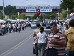 Üniversiteye Kayıtta İlk Gün İzdihamı