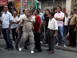 Bahçeli'nin Esnaf Ziyaretinde Başörtülü Aileye Linç Girişimi