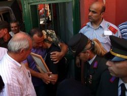 Şehit Eşinin Fotoğrafına Sarılan Genç Kadın Göz Yaşı Döktü