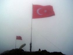 Şehitlerin Anısına Madur Dağı'na Bayrak Dikti