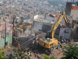 Kadifekale Heyelan Bölgesindeki 450. Sağlıksız Bina Yıkıldı