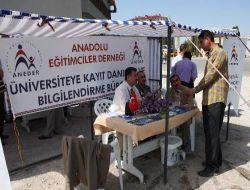 Anadolu Eğitimciler Derneği, Kayıt İçin Gelen Öğrencilere Danışmanlık Hizmeti Veriyor