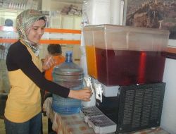Alanya Belediyesi, Vatandaşları İkramla Karşılıyor