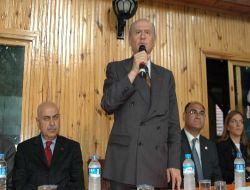 Devlet Bahçeli: "Başbakan'ın Gömleği Beyaz; Ama Üstünde Faruk Saraç'ın Ceketi Var"