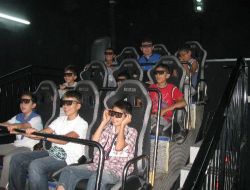 Göçer Aile Çocuklarına Polis Amcalarından 5d Sinema Keyfi