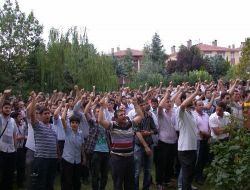 Eski Başbakanlardan Necmettin Erbakan: "Referandumda 'EVET' Demekte Fayda Vardır!"