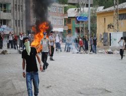 Pkk Cenazelerini Bahane Eden Göstericiler Polisi Taşladı