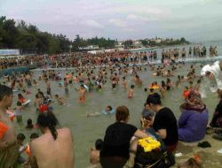 İstanbullular Tuzla'daki Halk Plajına Akın Etti!