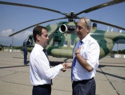Medvedev'den Savaşın Yıl Dönümünde Abhazya Rus Üssüne Ziyaret