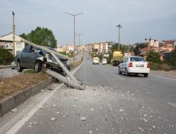 Hâkimiyeti Kaybeden Sürücü Direği Yıkarak Durabildi