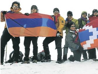 Ermenistan bayrağı diktiler!!