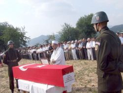 Şehit Eşini Asker Elbisesi İle Uğurladı!!