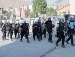 Göstericileri Dağıtan Polis 'her Şey Vatan İçin' Sloganları İle Yürüdü