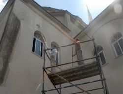 Konak Belediye Başkanı Mersinli Camii'ni Yeniledi