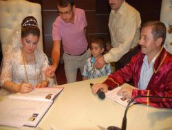 İşitme Engelli Çift 'evet' Yazılı Kartlarla Evlendi