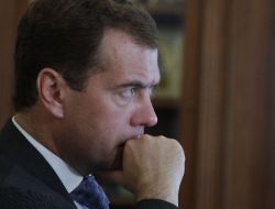 Medvedev Ve Putin'in Halkın Gözündeki Popülaritesi Düşüyor