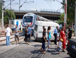 Trenin Çarptığı Minibüsün Sürücüsü Yaralandı