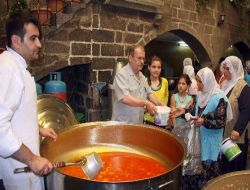 Diyarbakır'da Yoksullar İftar Yemeğini Seher Vaktinde Alıyor