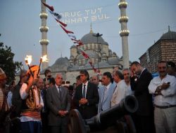 Eminönü Meydanı'na Kurulan Dev Çadırda İftar Coşkusu
