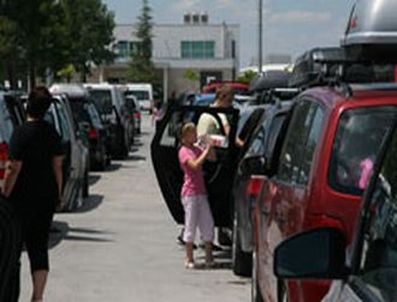 Gümrük sahasında uzun kuyruklar oluştu