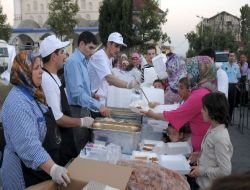 Tuzla'da Komşular, Sokak İftarında Buluşuyor