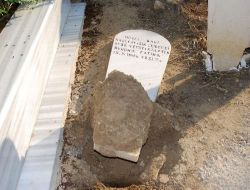 Yunanistan'da Şimdi de Mezarlık Provokasyonu