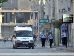 Terör Örgütü Yandaşları Tarafından Kullanılan Çocuklar Polisi Taşladı!