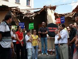 Sanatçılar, Devlet Tiyatrosu'nun Kafeteryasını Yıkan Belediyeyi Protesto Etti!