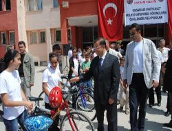 Hakkari Valisi Türker, Başarılı 50 Öğrenciye Bisiklet Hediye Etti