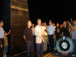 Depremde Hayatını Kaybedenler Denize Karanfil Atılarak Anıldı