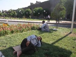 Klimalar 45 Derece Sıcağa Dayanamadı, Diyarbakırlılar Cami Avlusunda Uyuyor!