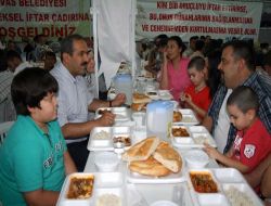 Merhum Gazeteci İsmail Güneş'in Eşi İftar Çadırında Yemek Verdi