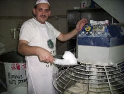 Ramazan Pidesini Sıcaklar Yüzünden Buzla Yapıyorlar!