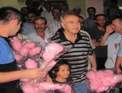 Ceyhan'da Polis Çocuklara Pamuklu Şeker Dağıttı